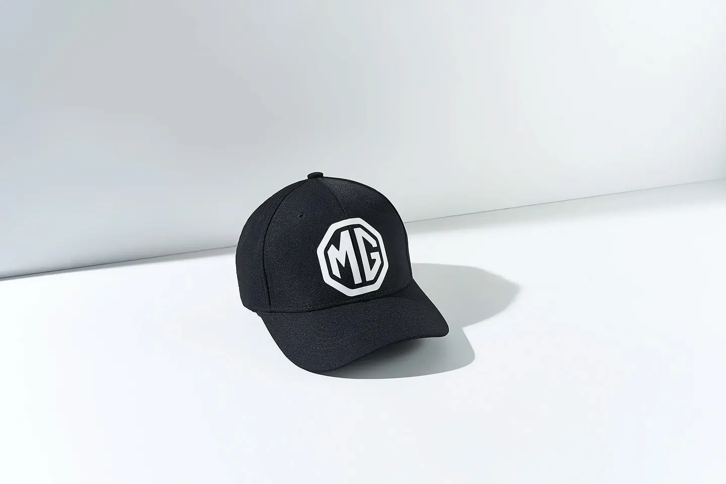 https://mgmotor.sfo2.digitaloceanspaces.com/storage/accesorios/generales/mg-generales-gorra-negra.webp