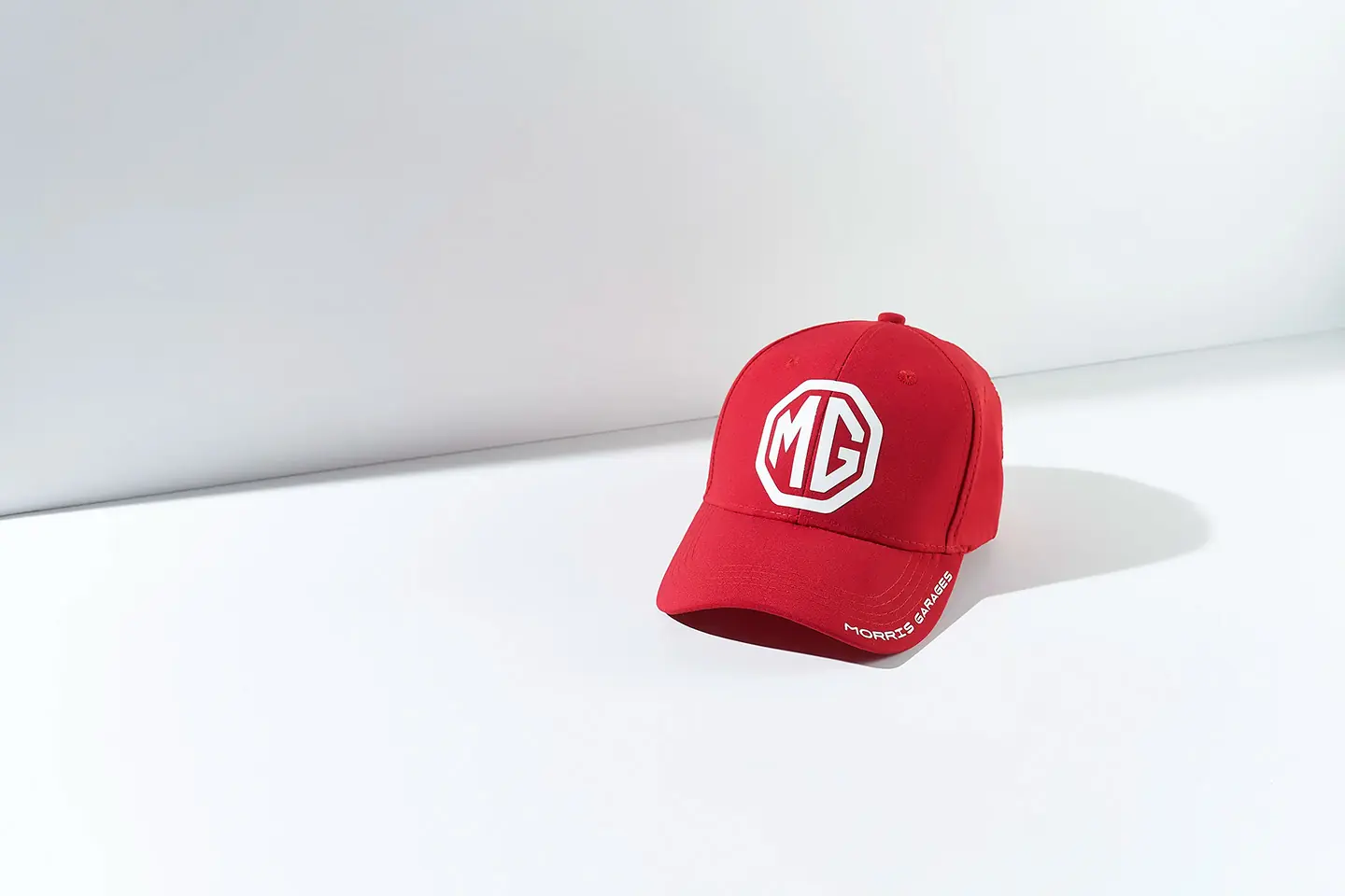 https://mgmotor.sfo2.digitaloceanspaces.com/storage/accesorios/generales/mg-generales-gorra-roja.webp