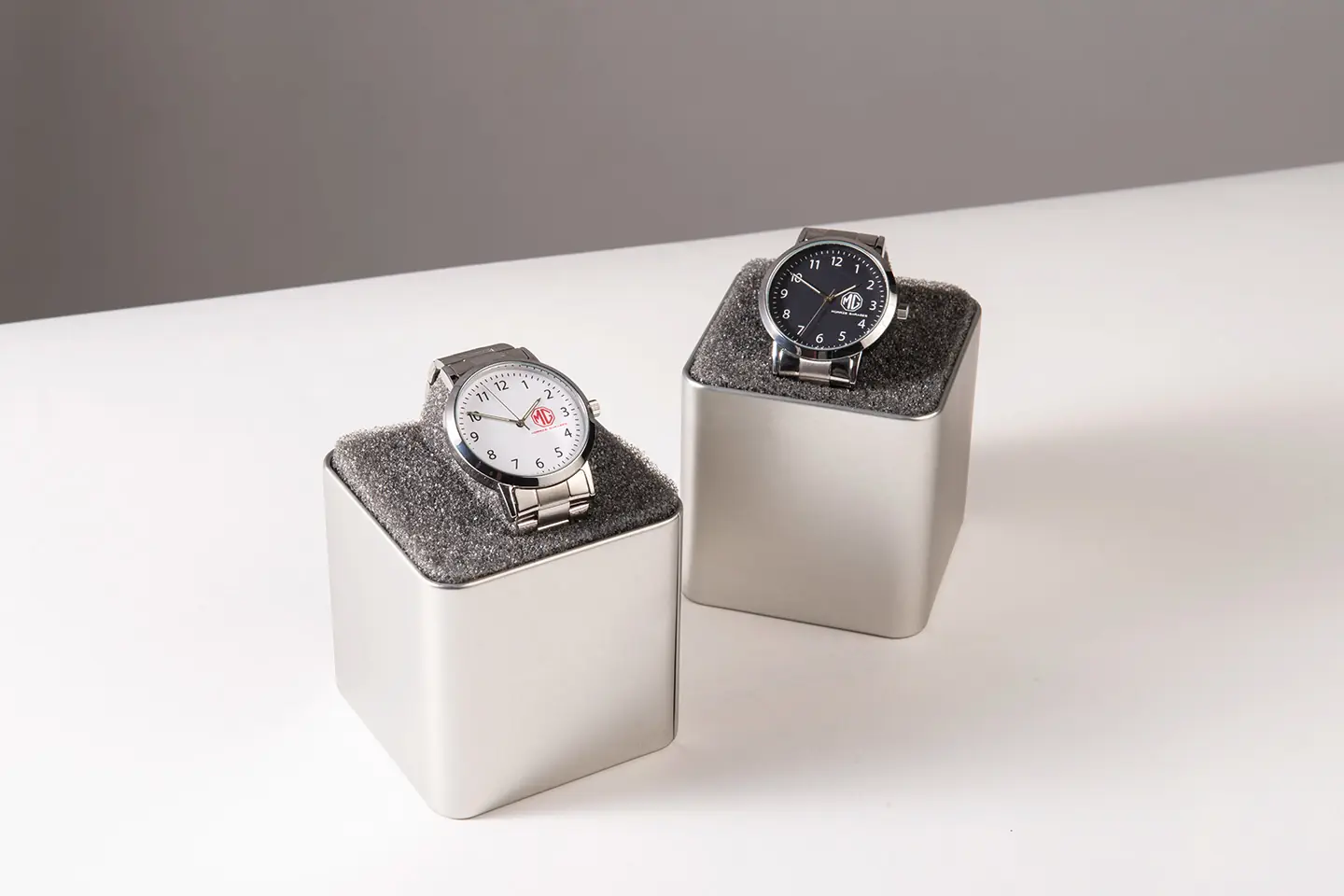 https://mgmotor.sfo2.digitaloceanspaces.com/storage/accesorios/generales/mg-generales-reloj-blanco.webp