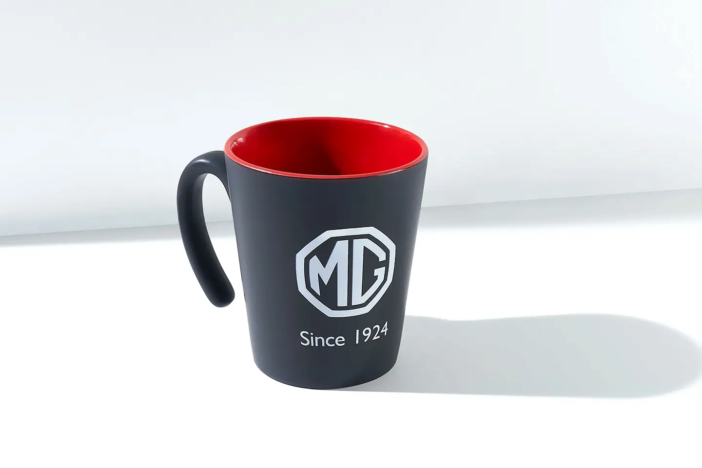 https://mgmotor.sfo2.digitaloceanspaces.com/storage/accesorios/generales/mg-generales-taza-01.webp